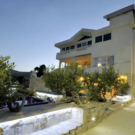Luxury With Pool, Jacuzzi, Sauna&gym Willa