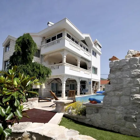 Luxury With Pool, Jacuzzi, Sauna And Gym *