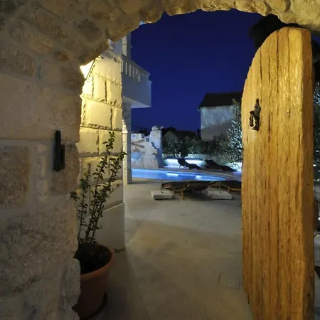Luxury With Pool, Jacuzzi, Sauna And Gym