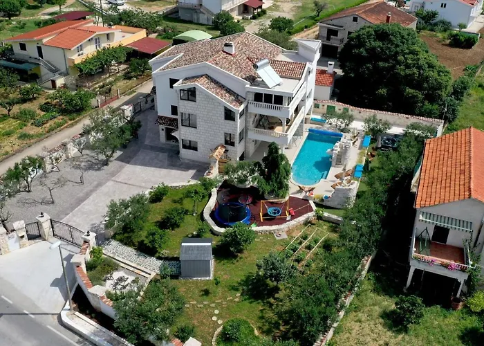Luxury With Pool, Jacuzzi, Sauna And Gym *