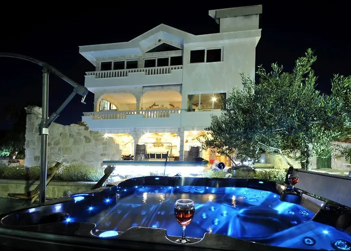 Luxury With Pool, Jacuzzi, Sauna And Gym *