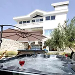 Luxury With Pool, Jacuzzi, Sauna And Gym *