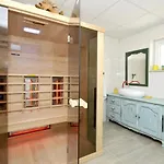 Luxury With Pool, Jacuzzi, Sauna And Gym Villa *