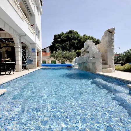 Luxury With Pool, Jacuzzi, Sauna And Gym Τρογκίρ